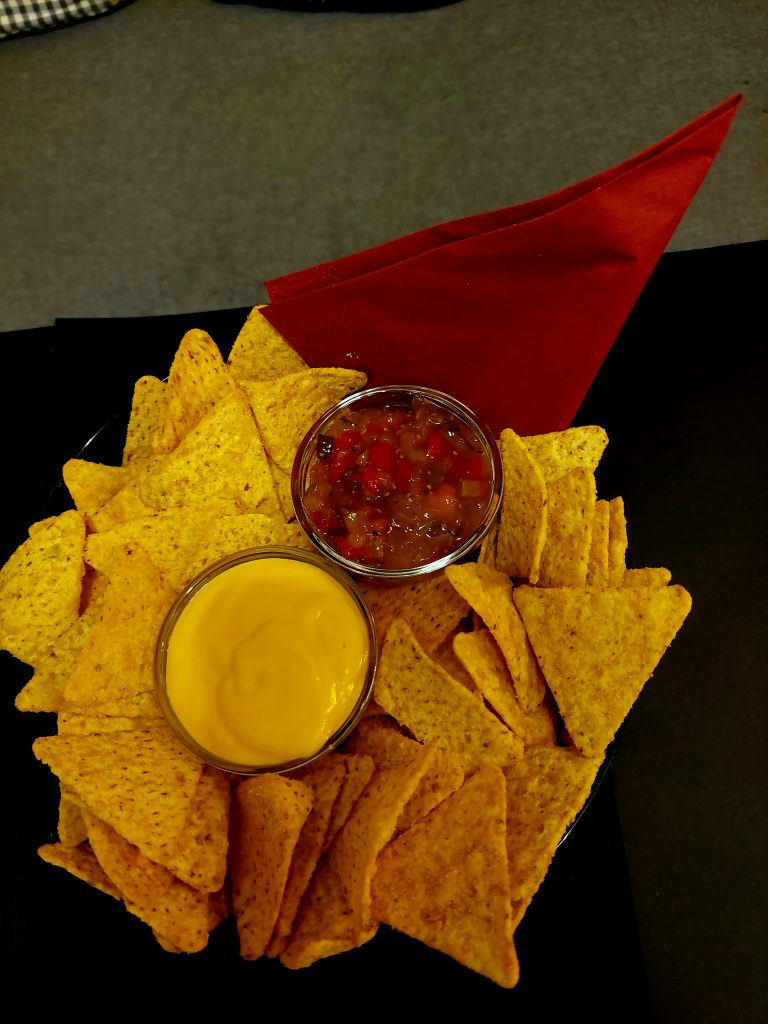 Nachos mit Cheddar Dip und Chili Relish